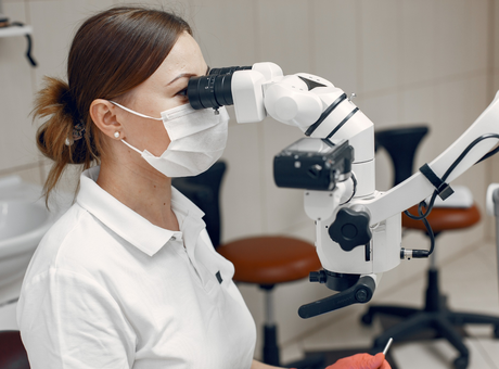 Лечение зубов под микроскопом: когда применяется и какие преимущества даёт